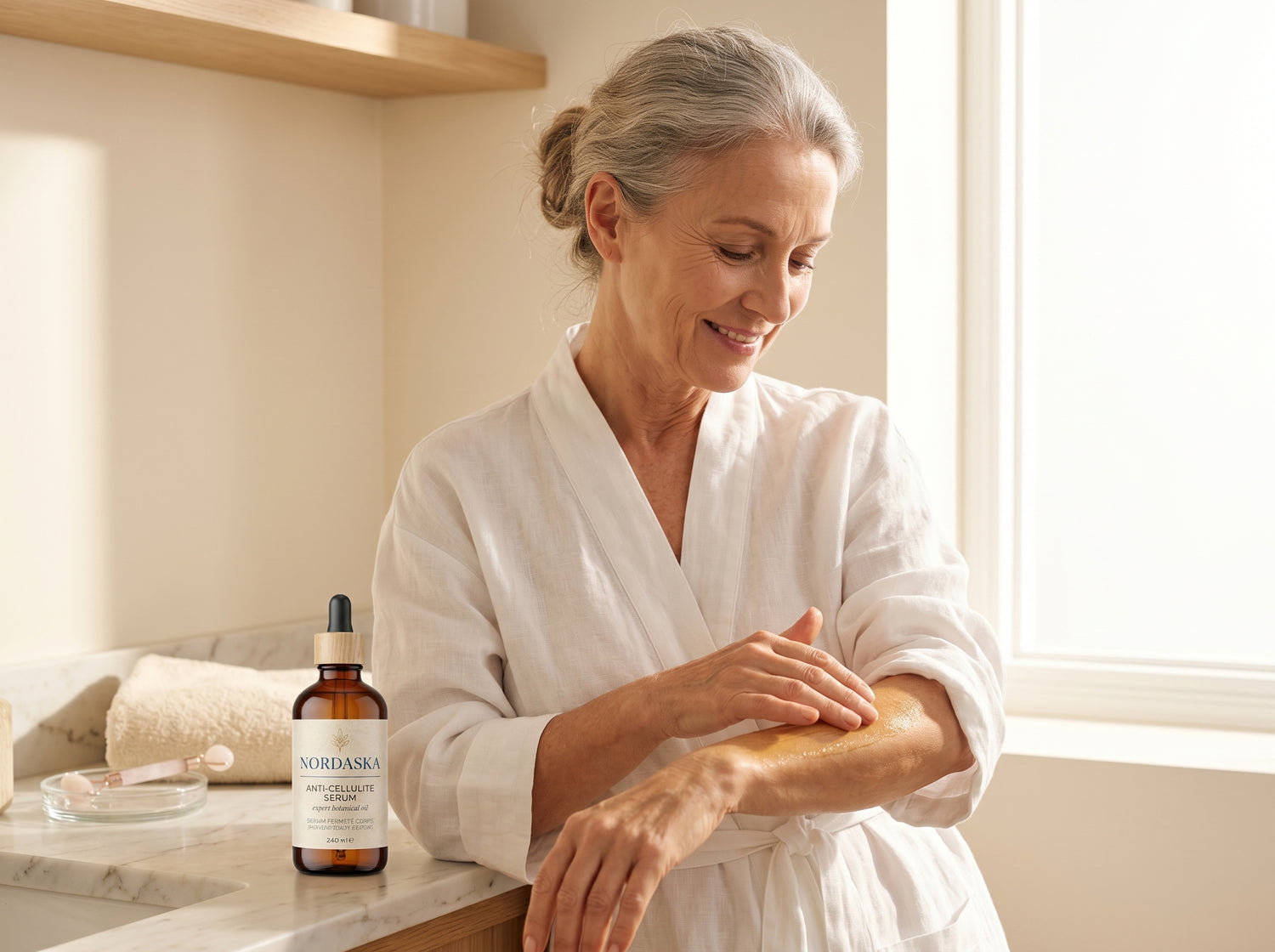 Femme mature appliquant le serum